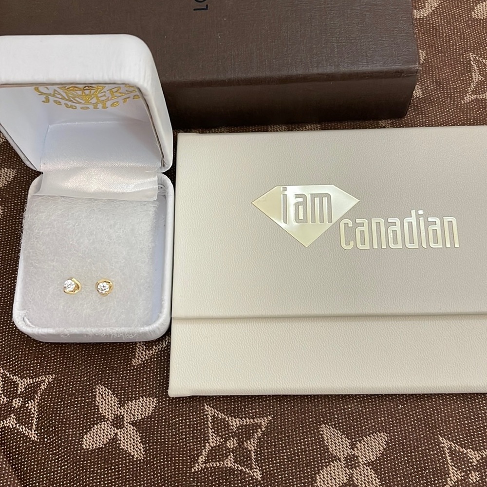 Total of 0.30 carats of diamonds